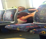 Une lesbienne bouffe une chat dans le train.
